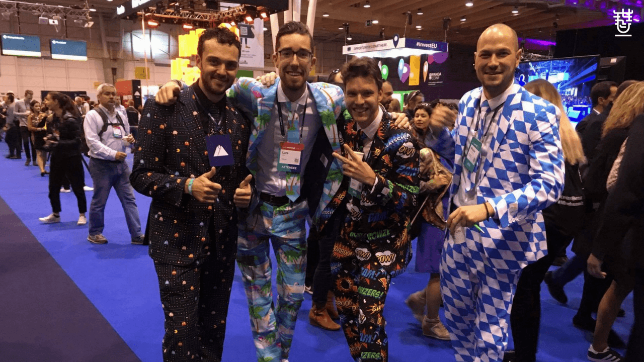 HOW TO STAND OUT OF THE CROWD AT A CONFERENCE